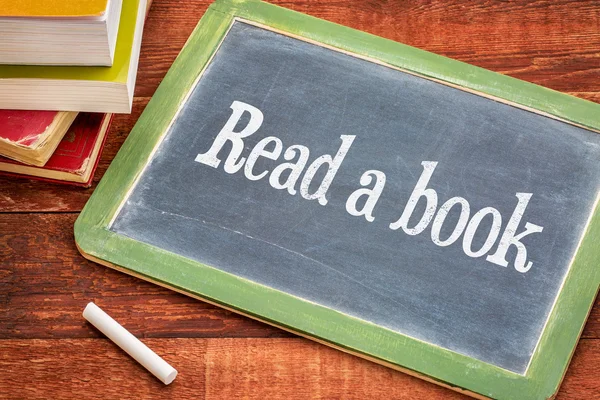 Läsa en bok råd på blackboard — Stockfoto