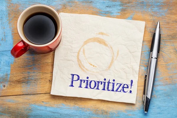 Prioritize - reminder on a napkin — Stock Photo, Image