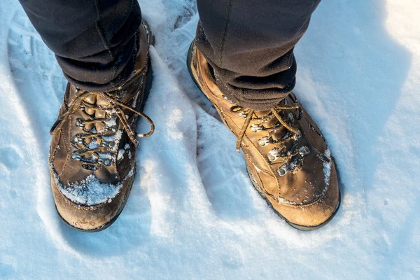 雪に覆われた道のハイカー足 — ストック写真