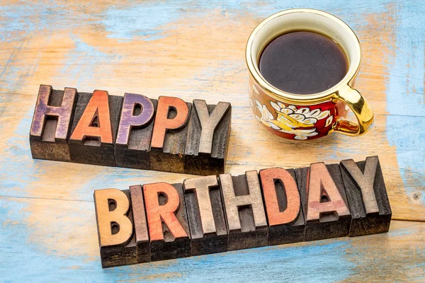 Gelukkige verjaardag in houtsoort met koffie — Stockfoto