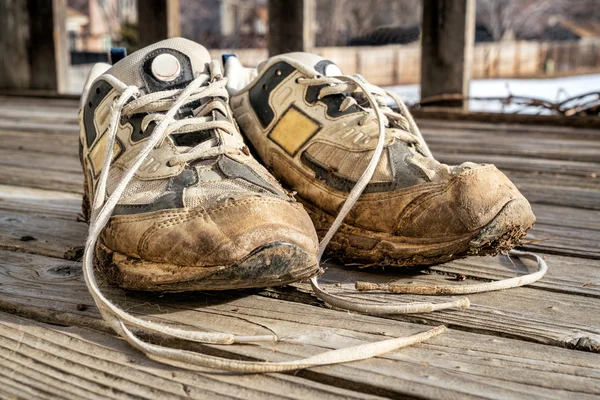 Staré blátivé běžecké boty — Stock fotografie