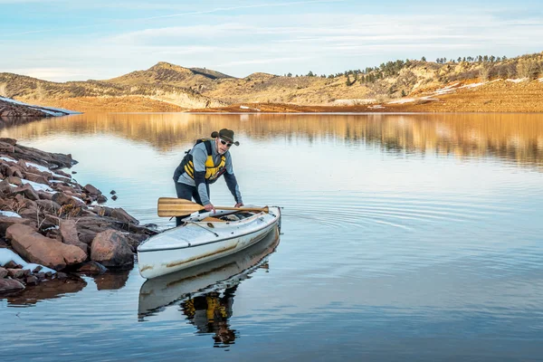 Canoa de invierno remando en Colorado —  Fotos de Stock