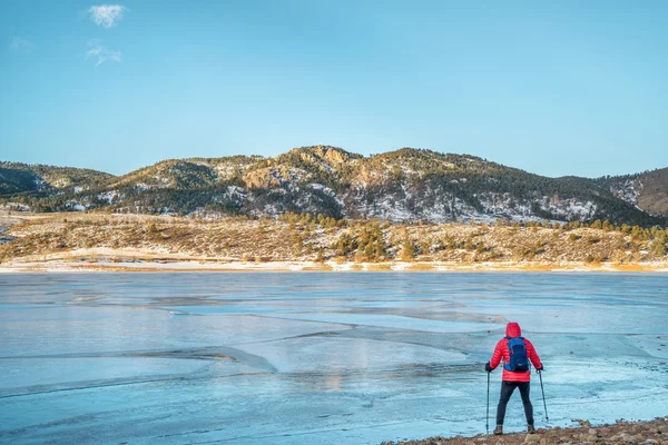 Excursionista en lago de montaña congelado — Foto de Stock