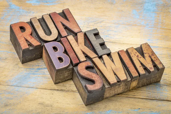 Correr, bicicleta, nadar em tipo de madeira — Fotografia de Stock
