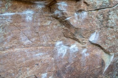 Beyaz tebeşir işaretleri ile tırmanma duvarı