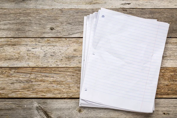 Cuaderno de papel en blanco sobre madera rústica — Foto de Stock