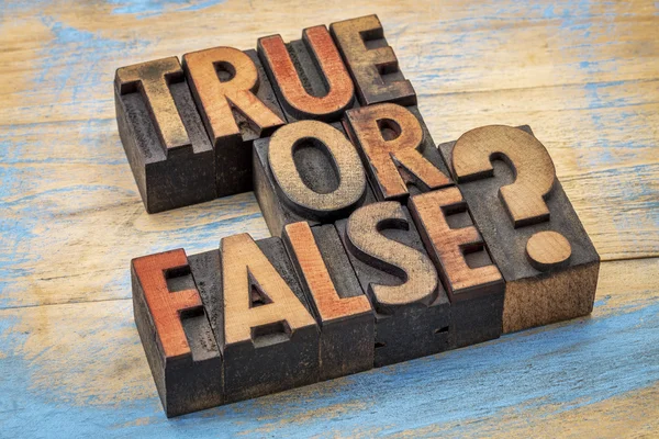 Pergunta verdadeira ou falsa em tipo de madeira — Fotografia de Stock