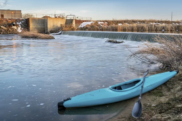 Kayak and river diversion dam — Stock Photo, Image