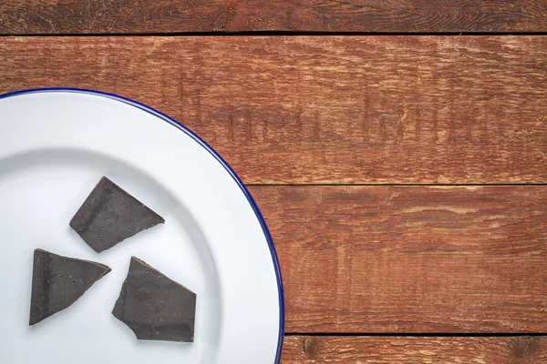 Chocolate negro en un plato blanco —  Fotos de Stock