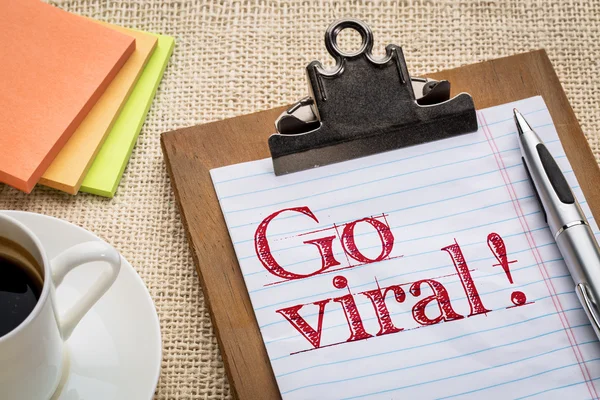 Go viral on clipboard with coffee — Stock Photo, Image