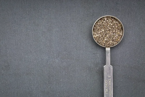 Семена чиа на измерительной ложке — стоковое фото