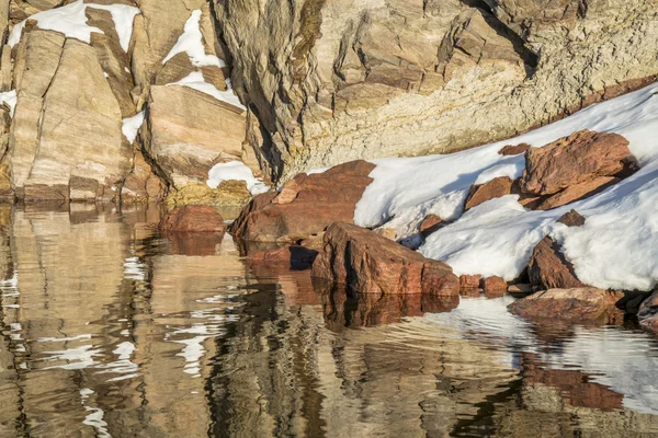 Penhasco de arenito, neve e água — Fotografia de Stock