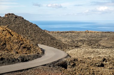 Lanzarote volkanik alanında yol