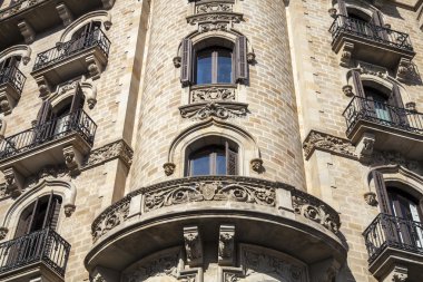 Barcelona'da Paseo de Gracia Caddesi bina modernizm 