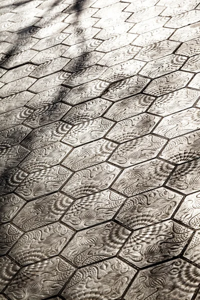 Pavimento com design Gaudi na Avenida Paseo de Gracia em Barcelon — Fotografia de Stock
