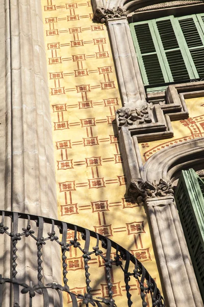 Edificio de modernismo en el barrio del Eixample de Barcelona — Foto de Stock