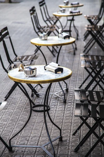 在 Eixample 区在巴塞罗那宣告露台餐厅酒吧 — 图库照片