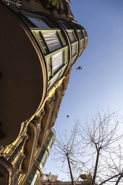 Edificio de modernismo en el barrio del Eixample de Barcelona — Foto de Stock