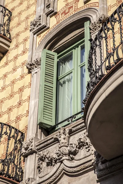 Modernismen byggnad i stadsdelen Eixample i Barcelona — Stockfoto