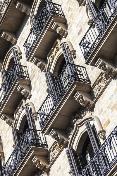 Edificio de modernismo en el barrio del Eixample de Barcelona — Foto de Stock