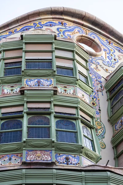 Edificio de modernismo en el barrio del Eixample de Barcelona — Foto de Stock