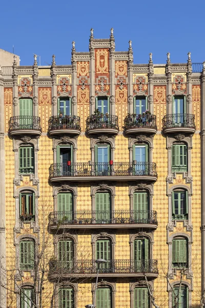 Edificio de modernismo en el barrio del Eixample de Barcelona —  Fotos de Stock