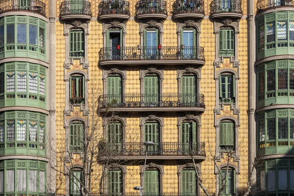 现代主义建筑在巴塞罗那 Eixample 区 — 图库照片