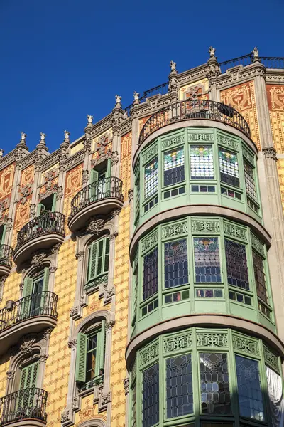 Modernismen byggnad i stadsdelen Eixample i Barcelona — Stockfoto