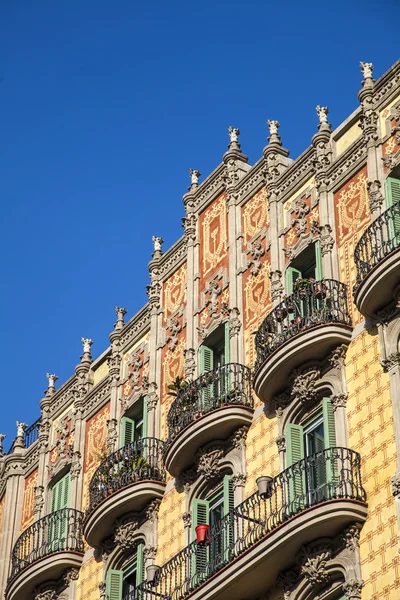 Edificio de modernismo en el barrio del Eixample de Barcelona —  Fotos de Stock