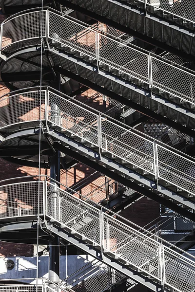 Escalera de emergencia en un edificio de Barcelona — Foto de Stock