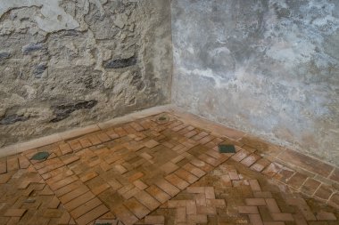 Dekorasyon olmadan eski bir bina köşesine 