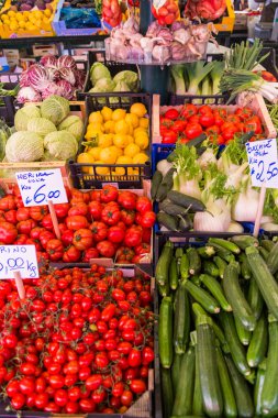 Taze meyve ve sebze pazarında