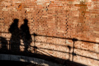 İnsanlar yürürken, insanlar, döküm bir duvara gölgeler.