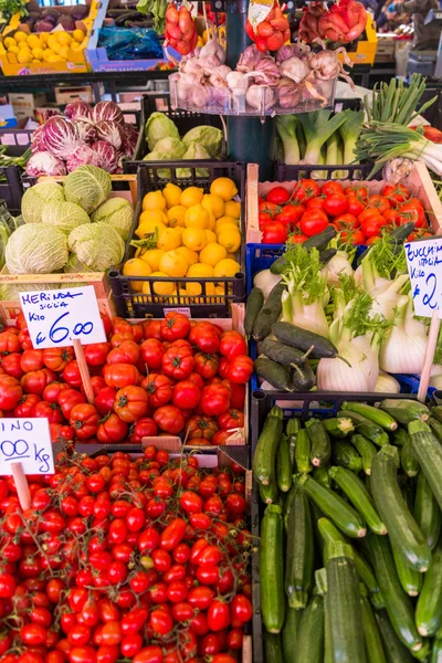 Verse groenten en fruit op de markt — Stockfoto