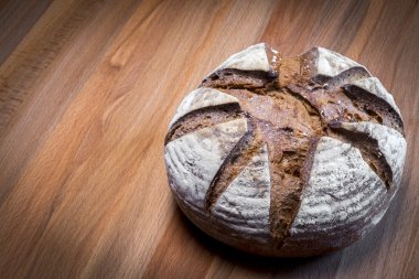 Taze pişmiş bir organik ekmek 