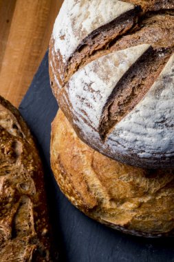 Taze pişmiş bir organik ekmek 