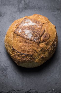 Taze pişmiş bir organik ekmek 