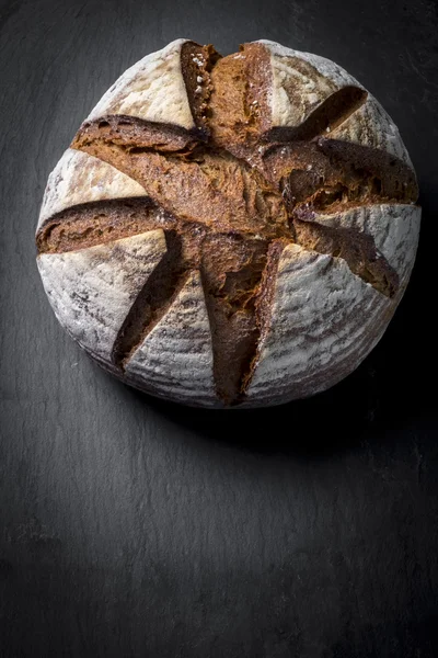 Um pão orgânico acabado de assar — Fotografia de Stock