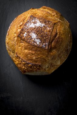 Taze pişmiş bir organik ekmek 