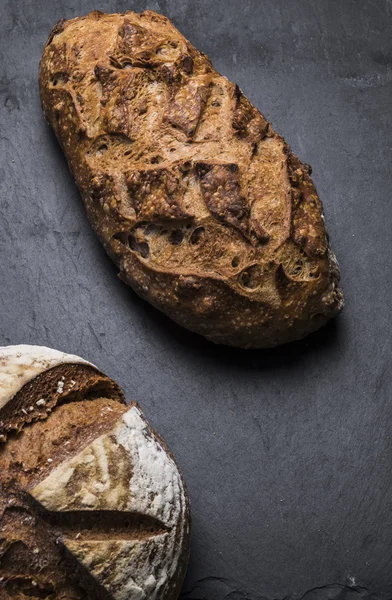 Um pão orgânico acabado de assar — Fotografia de Stock