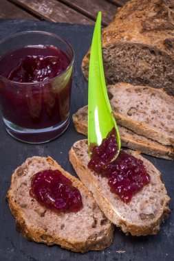 Evde yapılan organik ekmek