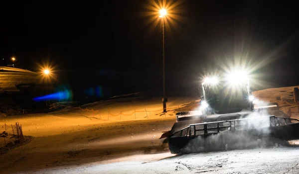 Snowcat preparing a slope at night — Stock Photo, Image