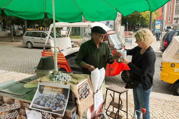 Vendedor típico de castanhas nas ruas de Lisboa — Fotografia de Stock