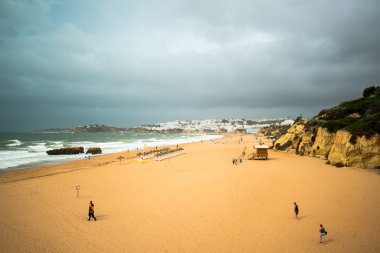 Sonbaharda neredeyse boş plaj