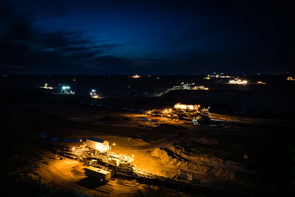 Mineração de carvão a céu aberto na Alemanha à noite — Fotografia de Stock