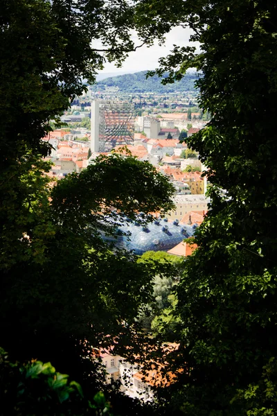 Vista sobre a interessante arquitetura de Graz, Áustria, a partir da colina de Schlossberg — Fotografia de Stock