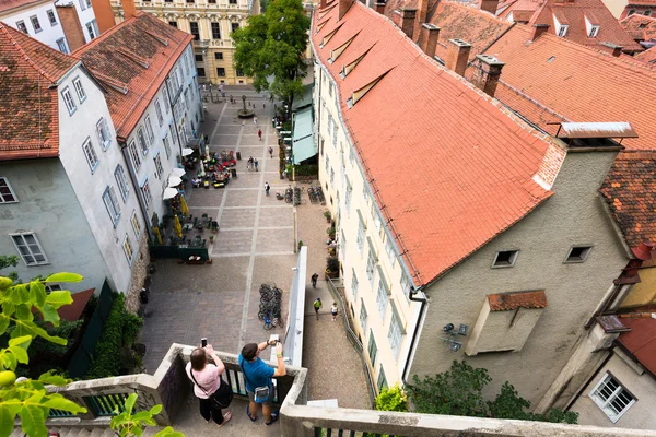 Couple making photos of the Schlossbergplatz, castle hill square, in Graz , Austria — Stock Photo, Image