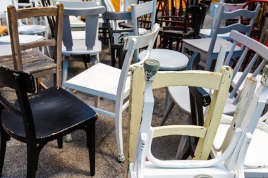 Koleksiyonu farklı kullanılan eski koltukları