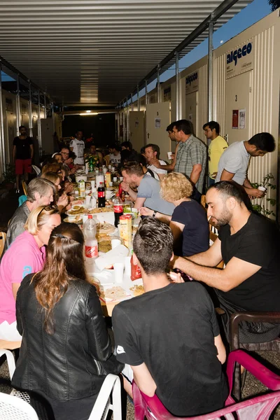 Müslüman mültecilerin ve Alman gönüllüler birlikte yemek yemeği sırasında Ramazan oruç ay oturmak — Stok fotoğraf