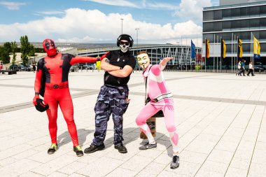 Comic Con Almanya Stuttgart sırasında poz cosplayers